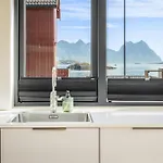 בית נופש Waterfront House With Hot Tub *
