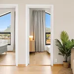 Waterfront House With Hot Tub בית נופש