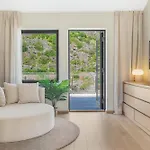 בית נופש Waterfront House With Hot Tub
