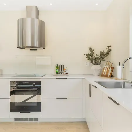 Waterfront House With Hot Tub Casa de Férias Svolvær