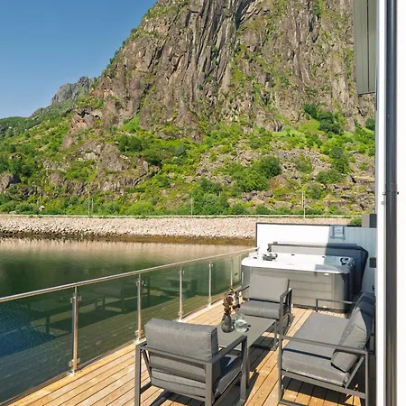 Waterfront House With Hot Tub * Svolvær