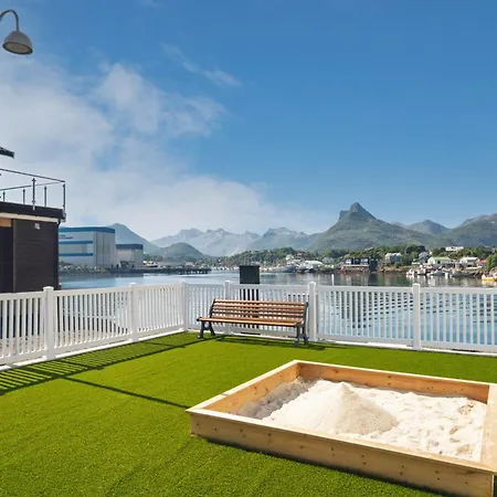 Waterfront House With Hot Tub Casa de Férias Svolvær