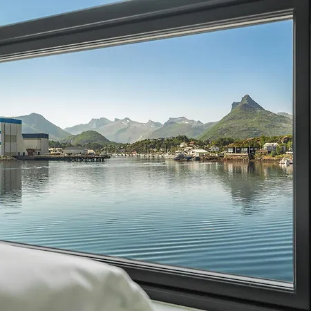 Casa de Férias Waterfront House With Hot Tub