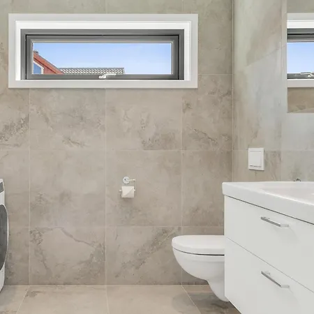 Waterfront House With Hot Tub Svolvær