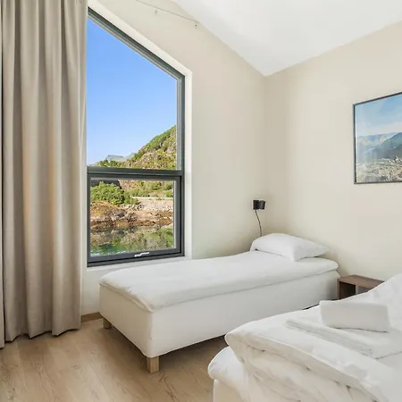 Vakantiehuis Waterfront House With Hot Tub