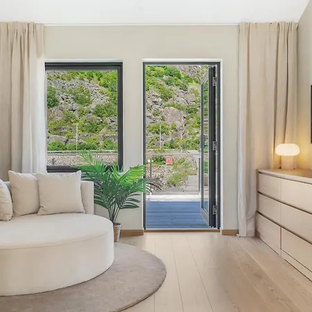 Casa de Férias Waterfront House With Hot Tub