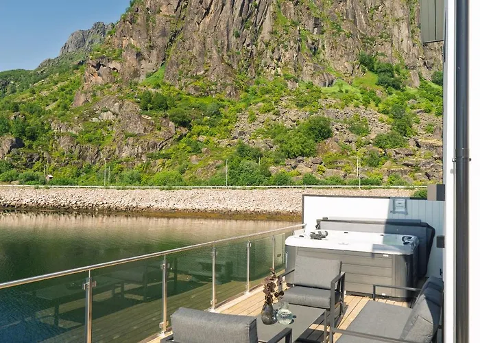 Waterfront House With Hot Tub * سفولفير