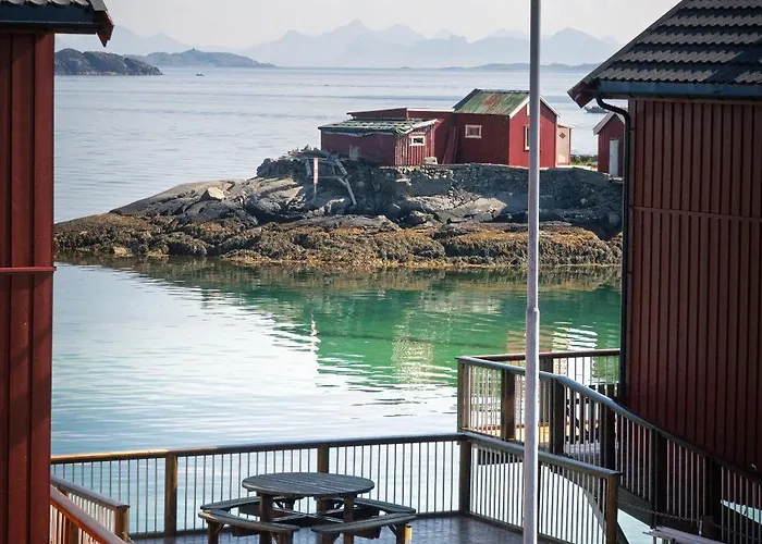 Waterfront House With Hot Tub * Svolvær