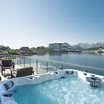 Waterfront House With Hot Tub *