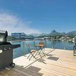 Waterfront House With Hot Tub Ferienhaus