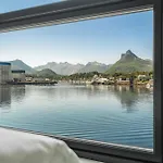 Ferienhaus Waterfront House With Hot Tub