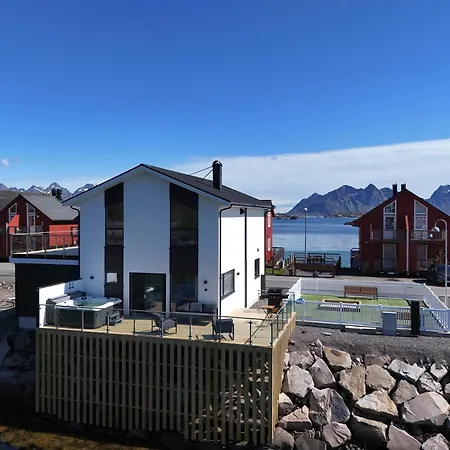 Waterfront House With Hot Tub Ferienhaus Svolvær