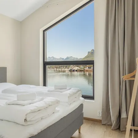 Waterfront House With Hot Tub Svolvær